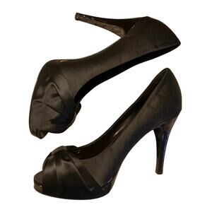 Ladies WHITE HOUSE / BLACK MARKET Size 7.5M Black satin Peep toe pump with bow
